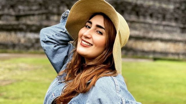 Berita selebriti dan gosip artis: Artis cantik Tania Nadira menunjukkan satu set perhiasannya, harganya mencapai Rp 1 miliar.
