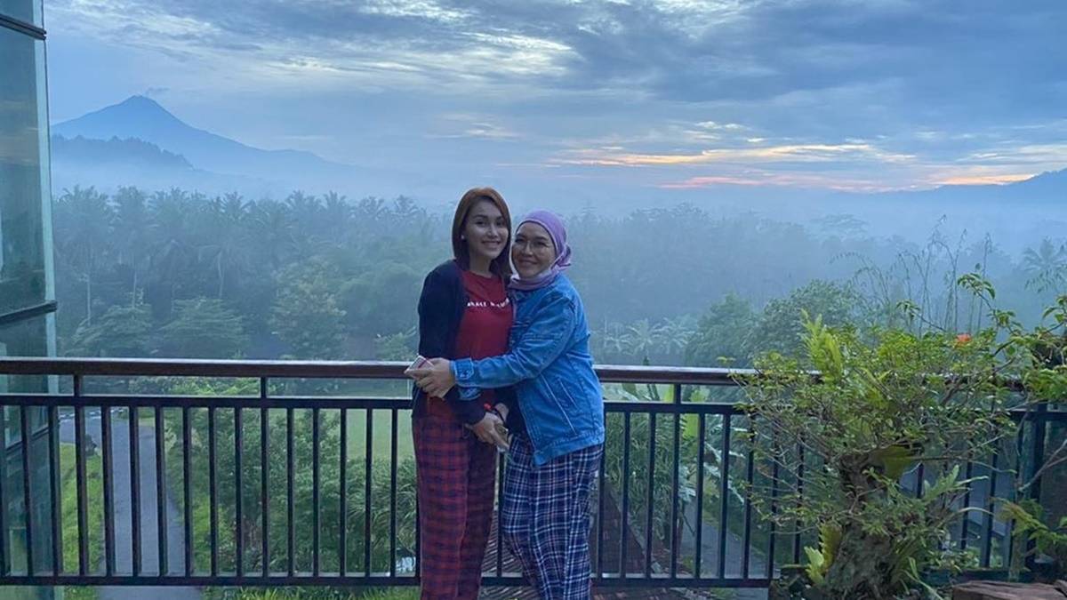 Berita selebriti dan gosip artis: walau kesal, ibunda Ayu Ting Ting, Umi Kalsum pilih cabut laporan polisi pencemaran nama baik haters Ayu.