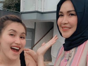 Berita selebriti dan gosip artis: walau kesal, ibunda Ayu Ting Ting, Umi Kalsum pilih cabut laporan polisi pencemaran nama baik haters Ayu.