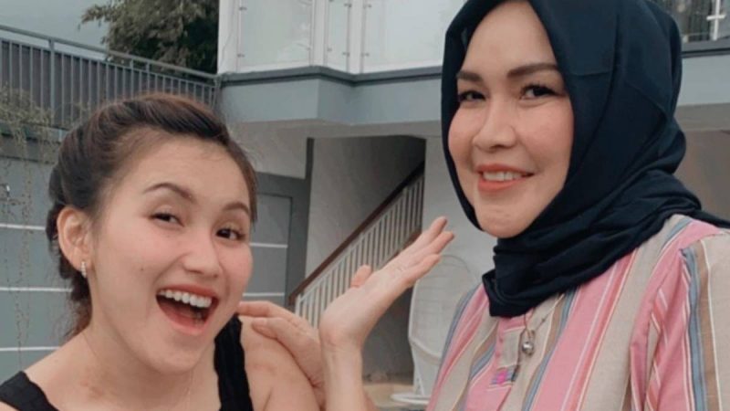 Berita selebriti dan gosip artis: walau kesal, ibunda Ayu Ting Ting, Umi Kalsum pilih cabut laporan polisi pencemaran nama baik haters Ayu.