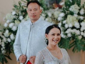 Berita selebriti dan gosip artis: Kalina Oktarani kepalang emosi ketahui perilaku Celine Evangelista yang pelukan dan ciuman dengan suaminya.
