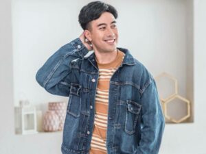 Berita artis: Unggah sebuah foto saat kunjungi makam Eyang, Vidi Aldiano sukses menghibur netizen dengan caption lucunya.