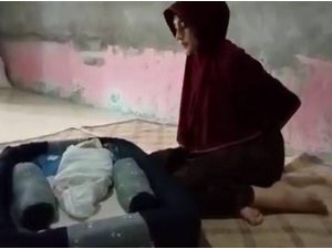 Kisah pilu seorang wanita muda yang melahirkan di rumah sakit tanpa adanya pertolongan medis hingga bayi lahir dalam pembalut.