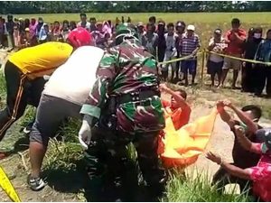 Cekricek.id - Jony yang bekerja sebagai kuli, nekat meghabisi nyawa istrinya sendiri lantaran merasa sering diejek dan dihina oleh istri.