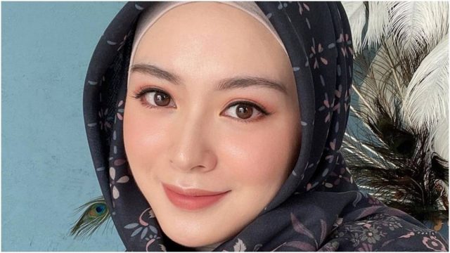 Cekricek.id - Ayana Moon mengaku jadi mualaf bermula ketika rasa penasarannya dengan Islam yang diwajibkan pakaia tertutup dan tidak makan daging babi.
