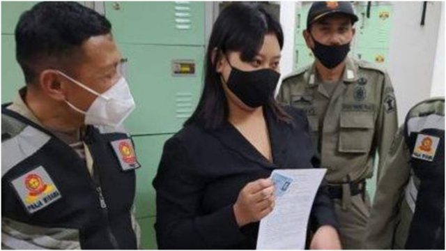Cekricek.id - Seorang wanita cantik yang masih berusia 21 tahun nekat menjadi pekerja seks komersial (PSK) di bulan Ramadan.