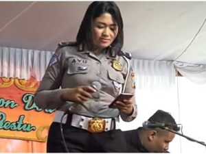 Cekricek.id - Seorang Polisi wanita jadi sorotan publik saat bernyanyi di nikahan mantan kekasihnya viral di media sosial.