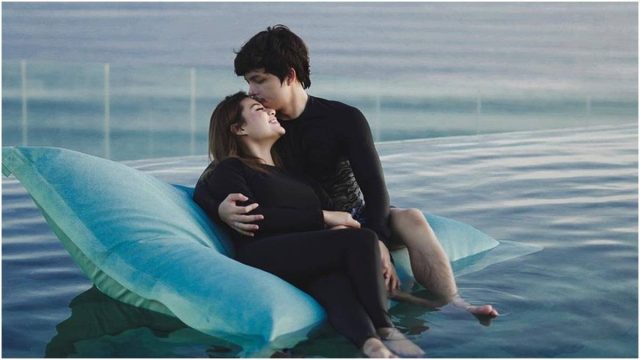 Berita selebriti dan grosip artis: Atta dan Aurel dibuat kaget dengan kado sebuah kado pernikahannya yang berupa buku posisi seks.