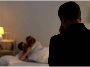 Cekricek.id - Perselingkuhan istri akhirnya berhasil diungkapkan suami setelah digrebek warga saat suaminya nonton bola di rumah tetangga.