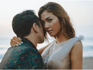 Berita selebriti dan grosip artis: Aktris Mezty Mez resmi pindah agama dari Islam menjadi Kristen sebelum menikah dengan Gerald Yohanes.