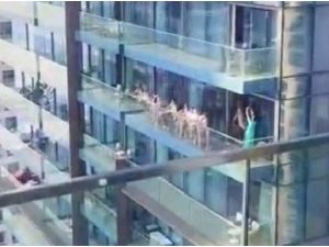 Berita viral dan trending: Entah apa yang ada di pikiran para wanita edan yang berpose telanjang di balkon gedung Uni Emiran Arab ini.