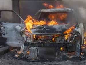 Berita viral dan trending: Pria ini mengaku membakar mobil kakak pacarnya lantaran dilarang melakuakn hubungan seks dengan pacar.