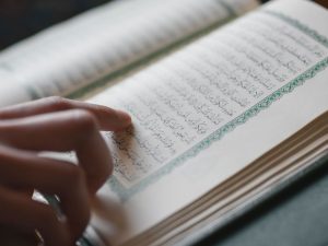 Cekricek.id - Data mengungkapkan 65 persen umat Islam di Indonesia tidak bisa membaca Al-Quran. Hai itu disampaikan Yayasan Indonesia Mengaji