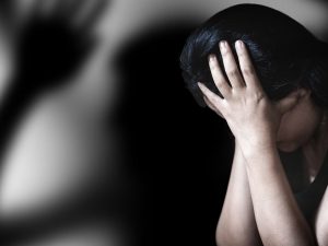 Cekricek.id - pria yang mengaku sebagai dukun ini mencabuli 4 mama muda. Korban awalnya disuruh buka baju lalu disemburkan dengan tanah.