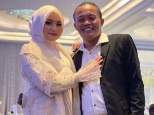 Cekricek.id - Hetty Holscher nenek Nathelie Holscher mengaku bersyukur kembali damainya hubungan rumah tangga sang cucunya.
