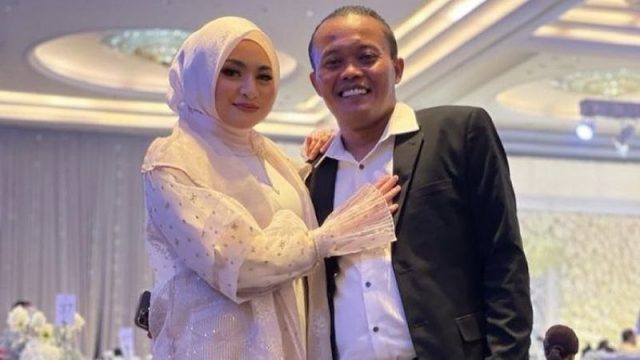 Cekricek.id - Hetty Holscher nenek Nathelie Holscher mengaku bersyukur kembali damainya hubungan rumah tangga sang cucunya.