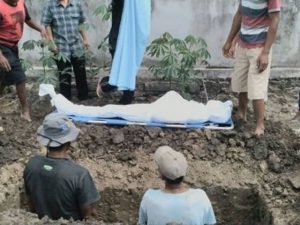 Cekricek.id: Kisah pilu seorang jenazah yang ditolak bumi saat hendak dikuburkan, ini yang dilakukan pihak keluarga.