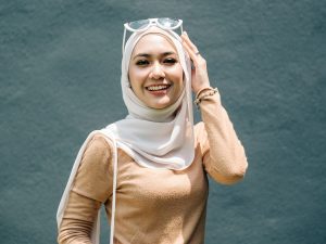 Cekricek.id: Banyak yang tidak tahu, bahkan tidak memedulikan, beberapa gaya hijab ini menyebabkan seorang muslimah berdosa memakainya.