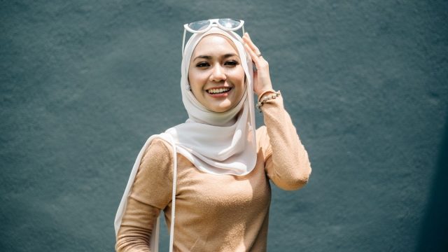 Cekricek.id: Banyak yang tidak tahu, bahkan tidak memedulikan, beberapa gaya hijab ini menyebabkan seorang muslimah berdosa memakainya.