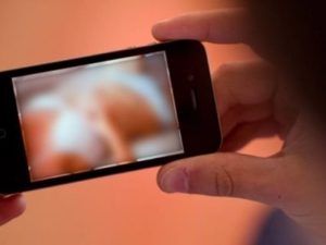 Cekricek.id - Remaja ini sebarkan video mesum yang dilakukannya dengan mantan kekasihnya karena sakit hati diputusin tanpa alasan yang jelas.