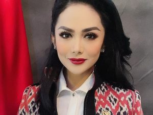 Cekricek.id - Krisdayanti mengunggah foto dirinya menunaikan salat zuhur di salah satu masjid yang ada di Malang dengan make up yang tebal.