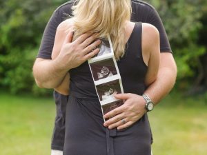 Cekricek.id - Kisah pasangan suami istri yang baru mengetahui ternyata mereka lahir dari ayah yang sama, mirisnya tahu saat istri hamil.