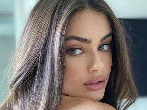 Berita selebriti dan gosip artis: Wanita tercantik di dunia tahun 2020 ini malah dianggap tak pantas oleh sejumlah warganet.