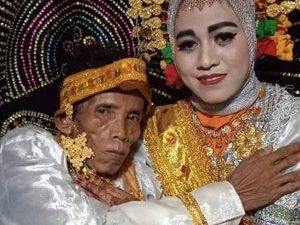 Berita trending terbaru dan berita viral terbaru : Sedang viral pernikahan Boran dan Ira, lamaran ditolak ibu malah menawarkan anak gadisnya.