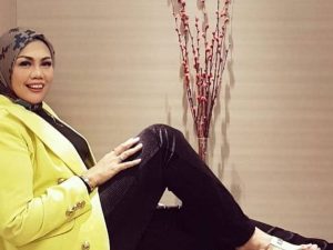 Berita selebriti dan gosip artis: Kabarnya lepas hijab, Elly Sugigi dengan santai pamer foto tanpa hijab dan rambut diwarnai.