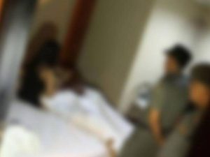 Cekricek.id - Pasangan bukan suami istri digrebelk warga hingga polisi tengah melakukan hubungan terlarang di dalam kamar.