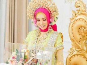 Cekricek.id - Seorang wanita dinikahi oleh seorang dokter dengan mahar yang fantastis, yaitu Rp 1 Miliar dan juga apartemen di Jakarta.
