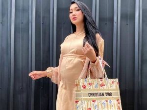 Cekricek.id - Lucinta Luna terlihat pergi ke mall dengan kondisi perutnya yang membesar usai umumkan kehamilan 2 minggu yang lalu.