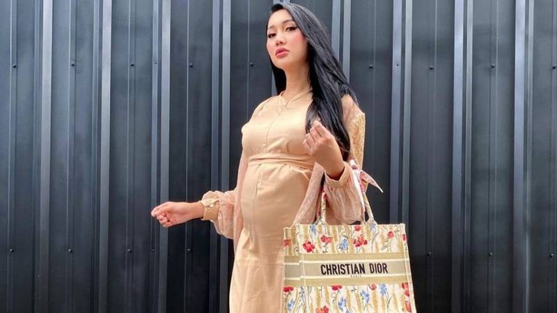 Cekricek.id - Lucinta Luna terlihat pergi ke mall dengan kondisi perutnya yang membesar usai umumkan kehamilan 2 minggu yang lalu.