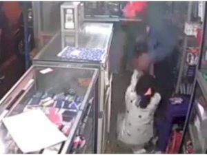Cekricek.id - Seorang pria terekam CCTV saat melakukan tindakan kekerasan fisik pada seorang wanita yang merupakan tunangannya sendiri.