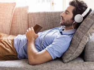 Cekricek.id - Seorang pria ditemukan sudah tak bernyawa oleh ibunya dala keadaan mengenakan earphone sambil recharger ponsel.