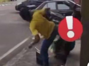 Cekricek.id - Sebuah video gemparkan publik dengan aksi seorang pria tak dikenal menghantam bapak-bapak yag bekerja sebagai tukang sol.