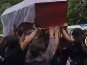 Cekricek.id - Segerombolan pria mengangkat dan juga mengambung peti jenazah lalu mengoyak-oyak jenazah tersebut viral di media sosial.