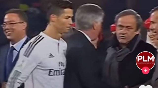 Cekricek.id - Pesepak bola Christiano Ronaldo terlihat tak mau berjabat tangan dengan presiden Israel yang diduga karna mendukung muslim.