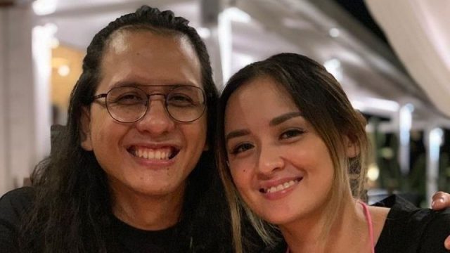 Cekricek.id - Joanna Alexandra sempat mengutarakan keinginannya untuk berlibur bila Raditya Oloan sembuh. Namun takdir berkata lain. Raditya Oloan dinyatakan meninggal.