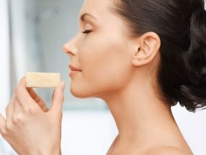 Cekricek.id: ternyata ada berbagai dampak buruk jika kamu masih menggunakan sabun cuci muka untuk mencuci wajah seperti berikut ini.