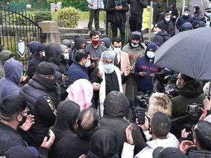 Cekricek.id - Unjuk rasa terhadap seorang guru di Inggris yang diskors setelah memperlihatkan kartun Nabi Muhammad kepada murid-muridnya selama pelajaran.
