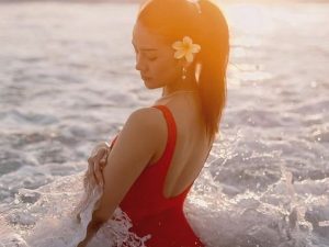 Cekricek.id - Anya Geraldine dibanjiri komenntar netizen usai mengunggah foto pakai baju seksi di tepi laut pada bulan puasa.
