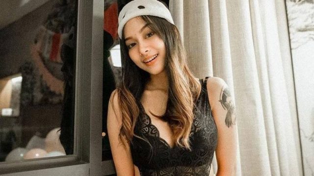 Cekricek.id: Kisah DJ Irene Agustine sempat disuruh pindah agama agar sang kekasih bertanggung jawab atas kehamilannya.