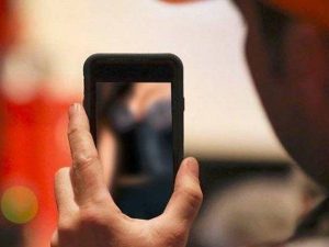 Cekricek.id - pria ini memeras uang jutaan rupiah kepada seorang ibu rumah tangga dengan ancaman akan menyebarkan foto bugil anaknya.