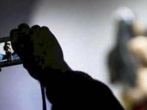 Cekricek.id - beredar video sepasang remaja tengah ciuman bibir di tempat umum. Tindakan asusila itu dilakukan mereka di siang hari di taman.