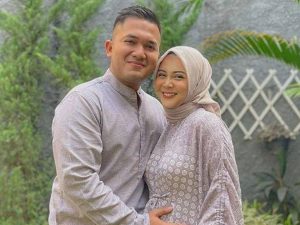 Cekricek.id: Baru 3 bulan menikah tapi ukuran perut saat hamil dinilai lebih besar, begini jawaban santai Kesha Ratuliu.