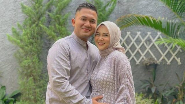 Cekricek.id: Baru 3 bulan menikah tapi ukuran perut saat hamil dinilai lebih besar, begini jawaban santai Kesha Ratuliu.