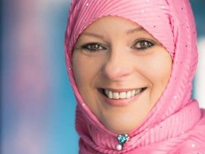 Cekricek.id: Awalnya sangat membenci agama islam, begini perjalanan Lauren Booth, adik ipar Perdana Menteri Inggris, jadi mualaf.