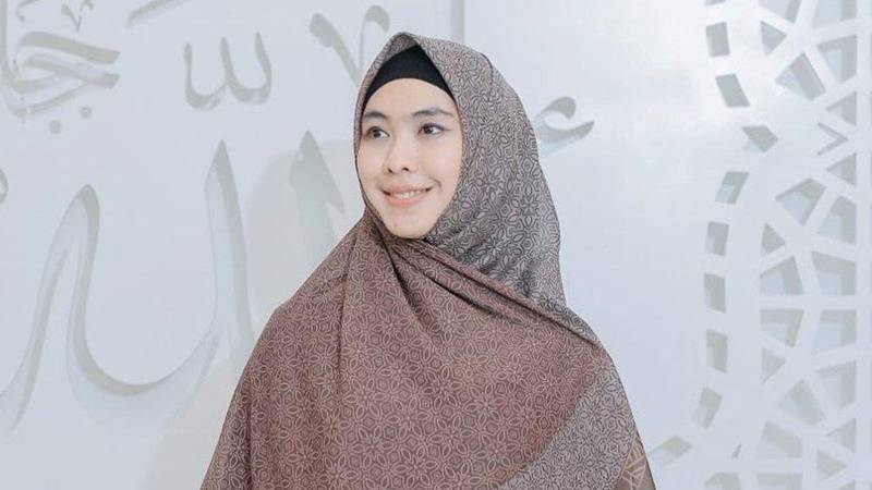 Cekricek.id: Begini jawaban Oki Setiana Dewi atas tuduhan jadi istri siri oleh mendiang Ustad Jefri Al Buchori.