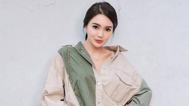 Cekricek.id - Wika Salim unggah foto terbaru. Namun, keterangan foto yang ditulis olehnya diunggahan tersebut dibanjiri komentar netizen.